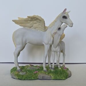 Source Unknown White and Cream Decorative Accents